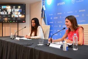 Fernanda Raverta, directora ejecutiva de la Anses, y Luana Volnovich, titular del PAMI