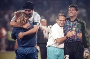 El emocionante abrazo tras eliminar a Italia en su Mundial en el estadio San Paolo. Detrás, Goyco con Roberto Mariani.