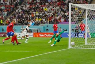El alemán Serge Gnabry convierte el primer gol de Alemania ante Costa Rica