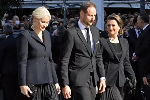 El príncipe Haakon, su mujer, la princesa Mette Marit, y su hermana, Marta Luisa (ambas eligieron la misma combinación de falda plisada y blazer, que Mette Marit completó con clutch Bottega Veneta), fueron en representación de la casa real noruega. 
