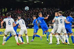 Italia, con el debut del atacante argentino, se mide ante Inglaterra, pero la pasa mal