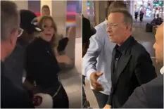 Tom Hanks estalló de furia con un grupo de fans que empujó a Rita Wilson: "¡Qué hacen!"