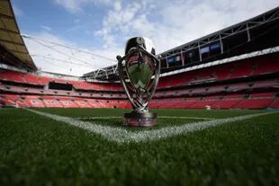 El trofeo de la Finalissima y de fondo, Wembley