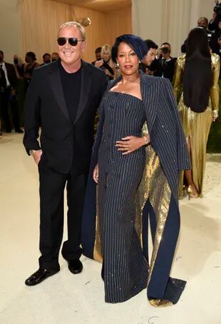 Michael Kors y Regina King en la Gala del Met 2021, en el Museo Metropolitano de Arte