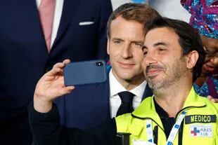 Emmanuel Macron se saca una selfie con un profesional de la salud en Roma