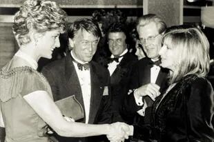 Roberto, Lady Diana, Barbra Streisand y Nick Nolte en una gala que Devorik organizó para recaudar fondos para la lucha contra el sida.