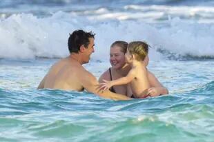 Amy Schumer y su marido, Chris Fischer, ya empezaron sus vacaciones.  La pareja fue capturada disfrutando del mar en St. Barts. junto a su pequeño hijo 