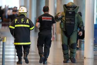 Operativo anti explosivos en el hall del primer piso del Aeroparque Jorge Newbery por dos bolsos olvidados en un banco. 21/11/17