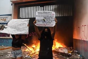 Mujeres protestan contra el asesinato de una mujer, frente al Ayuntamiento de Cancún, Estado de Quintana Roo, México