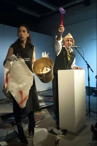 Álvarez y García Wehbi subastan restos de obra de Lux Lindner, artista presente en la performance