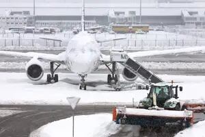 Cientos de vuelos cancelados por un fuerte temporal de nieve que afecta a gran parte de Alemania