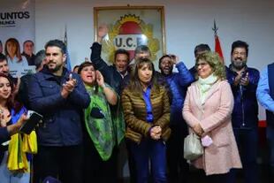 La diputada electora Roxana Reyes, junto a sus compañeros de lista de Cambia Santa Cruz, Leonardo Roquel y Gabriela Mestelán durante los festejo en el Comité Radical de Río Gallegos, Santa Cruz.