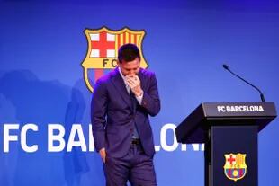 Lionel Messi se quebró durante la conferencia de prensa en el Nou Camp de Barcelona, tras el anuncio de su partida del club