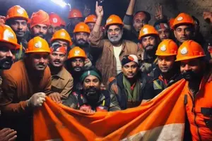 Rescataron a 41 trabajadores que estuvieron atrapados en un túnel en el Himalaya