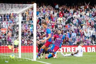 El Kun Agüero metió su primer gol con Barcelona, pero Real Madrid volvió a festejar