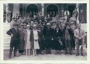 En 1925, durante la visita de Albert Einstein (en el centro, de sombrero blanco) a Buenos Aires, Adolfo Holmberg (abajo, izquierda), el director del zoológico porteño, ofició de intérprete.