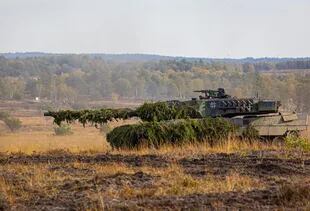 Un tanque de batalla principal Leopard 2 participa en el ejercicio de entrenamiento e instrucción del Ejército polaco
