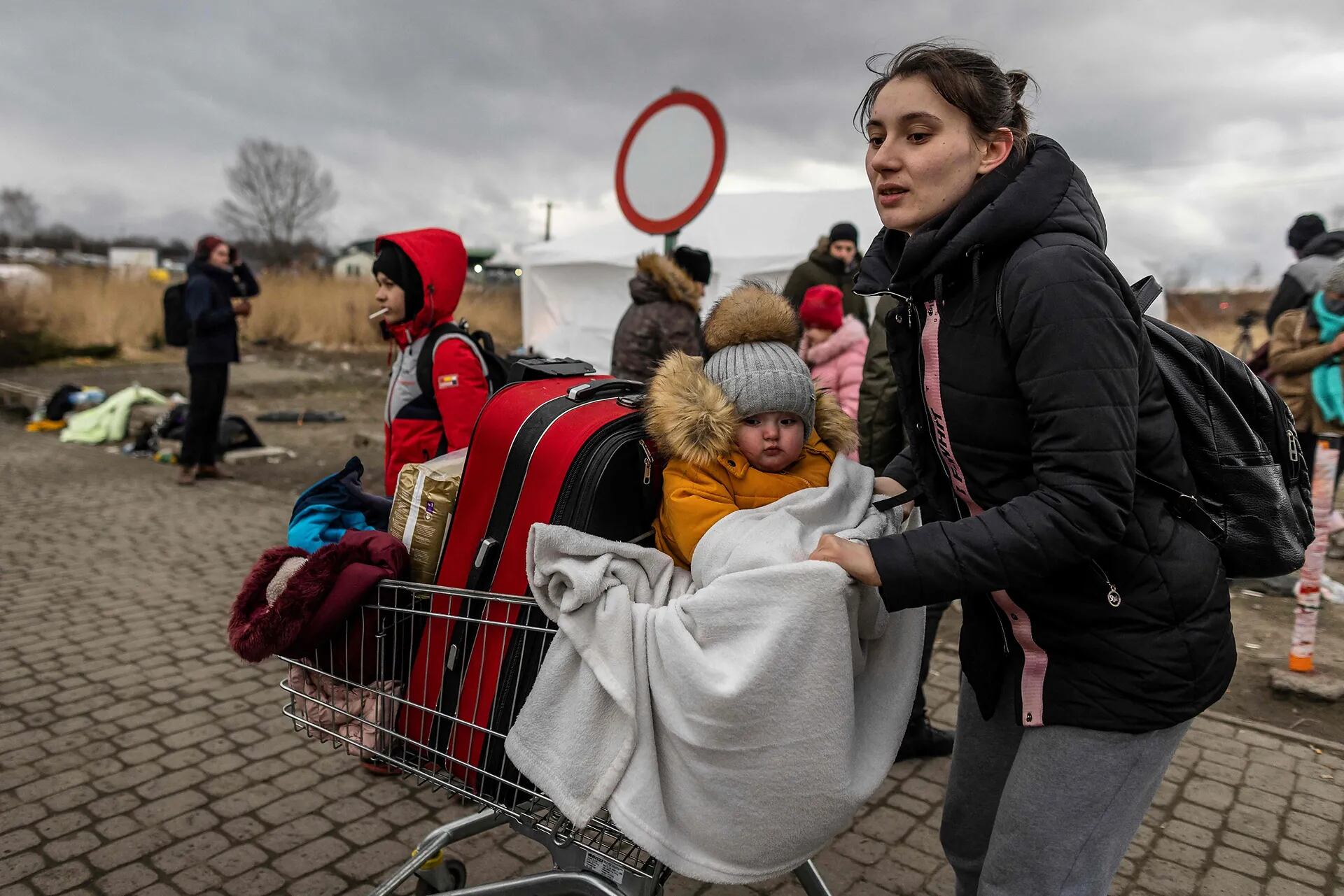 Una mujer llega a Polonia con su hijo y algunas de sus pertenencias en un carrito de supermercado