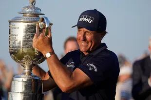 Phil Mickelson con el trofeo del PGA Championship 2021, en Kiawah Island,  Carolina del Sur