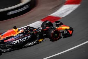 Verstappen pegó contra las paredes para robarle la pole position a Alonso en el último giro