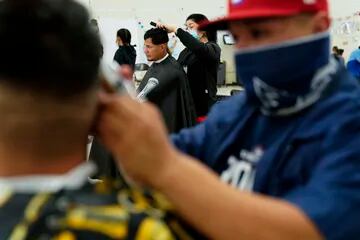 Inmigrantes cortan el pelo en un refugio ubicado en McAllen, en Texas