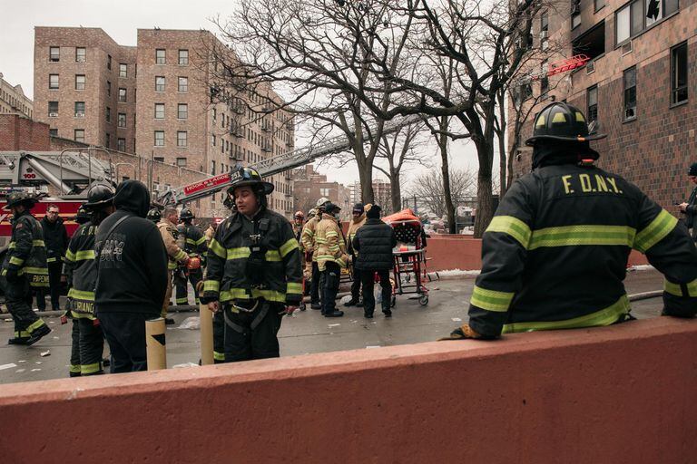 09-01-2022 Bomberos en un incendio en un edificio del barrio del Bronx, en Nueva York.  Al menos una persona ha muerto y 33 más han resultado heridas de gravedad en un incendio declarado en un edificio de 19 plantas del barrio neoyorquino del Bronx.  POLITICA NORTEAMÉRICA ESTADOS UNIDOS SCOTT HEINS