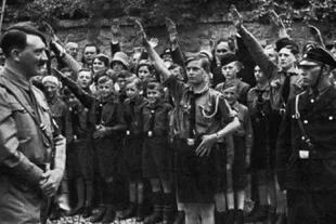 Adolf Hitler camina delante de un grupo de niños de las Juventudes Hitlerianas (Foto: Commons)
