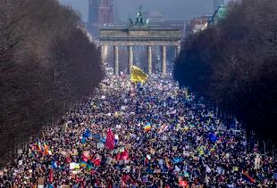 Miles de personas se congregan frente a la Puerta de Brandeburgo para protestar por la invasión de Rusia a Ucrania este domingo 
