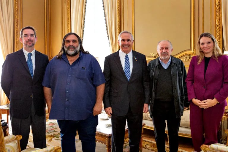 Summit at the US Embassy: Roberto Paradel and Hugo Yasci meet Mark Stanley
