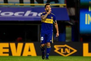 Gol y pedido de silencio a los críticos tras anotar un gol de penal: otra postal de Carlos Tevez, el último ídolo en actividad de Boca.