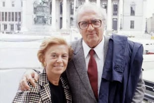 Fellini junto a su mujer, en Munich