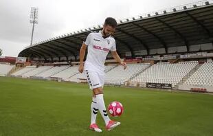 Oviedo, Lugo, Elche, Córdoba y Albacete son los clubes españoles en los que jugó Pelayo Novo, que en 2017 tuvo una experiencia internacional en Cluj, de Rumania.