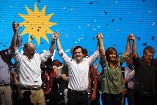Mariano Recalde, junto a Carlos Tomada y Gabriela Cerruti, luego de ganar las primarias del FPV