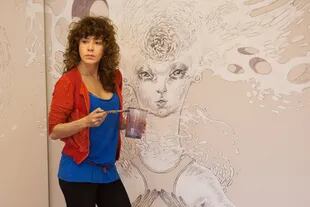 Georgiona Ciotti pinta un mural para la peluquería De la cabeza, en Palermo