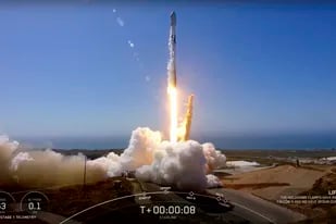 En esta imagen, tomada de un video proporcionado por SpaceX, la misión del Falcon 9 que pondrá 53 satélites Starlink en órbita, despega del complejo de lanzamiento espacial 4 East (SLC-4E), en la base Vandenberg de la Fuerza Aérea, en California, el 13 de mayo de 2022. (SpaceX vía AP)