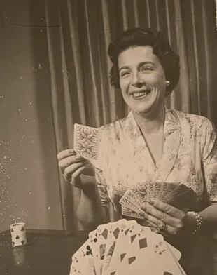 Cuando era más joven, Ann Russell Miller fumaba, bebía y jugaba a las cartas.