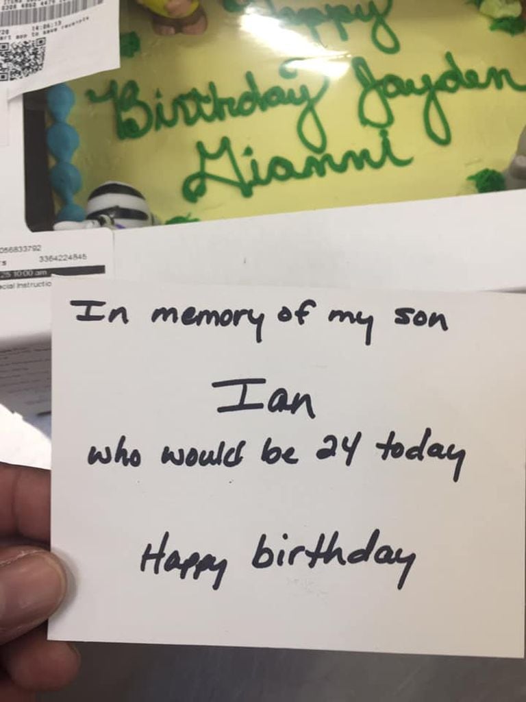 La nota que dejó la desconocida lee: "En memoria de mi hijo, Ian, quien hoy tendría 24 años. Feliz cumpleaños"