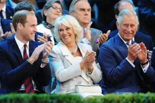 Camilla Parker Bowles, sonriente junto al hijo mayor de Lady Di, el príncipe William, segundo en la línea de sucesión al trono