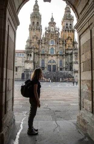 La llegada a Santiago de Compostela la mañana, cuando la plaza de Obradoiro aún está vacía y la catedral se aprecia en su totalidad.