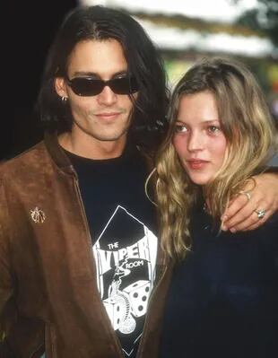 Kate Moss y Johnny Depp salieron durante la década de 1990 (Crédito: SkyNews/AP)