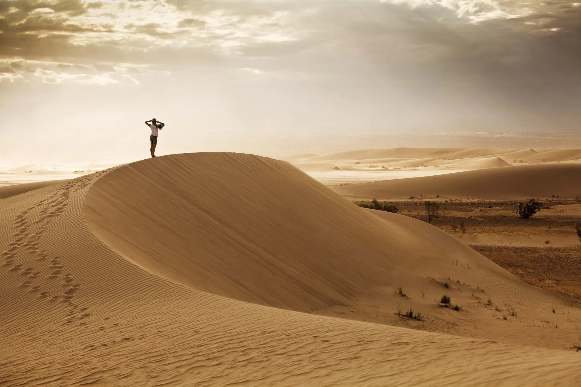 Entre el imponente paisaje desértico de Tatón se eleva la denominada duna Federico Kirbus, en honor al periodista e investigador que descubrió su altura mayor a 2.800 metros.