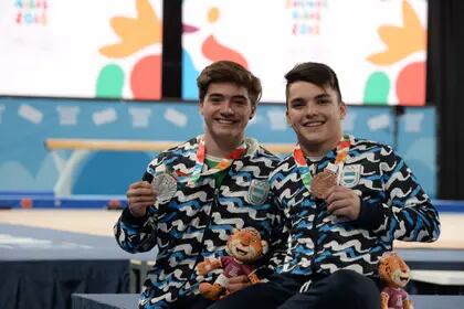 Fernando Espíndola junto a Santiago Escallier, otro medallista en gimnasia en Buenos Aires 2018