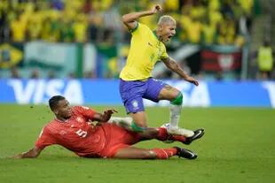 El jugador suizo Manuel Akanji presiona al brasileño Richarlison durante el partido 
