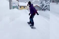 Video: un joven hace snowboard por las calles de Suiza cubiertas de nieve