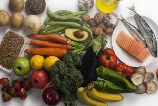 Se recomienda un aumento en el consumo de alimentos frescos y legumbres enteras, entre otros vegetales