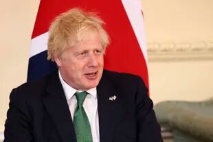 El primer ministro británico Boris Johnson conversa con el presidente uruguayo Luis Lacalle Pou en su residencia en 10 Downing Street, Londres, el lunes 23 de mayo de 2022. (Henry Nicholls/Pool vía AP)