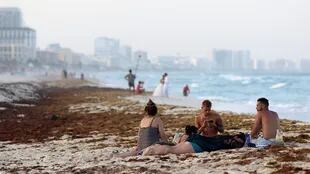 La baja de la presencia de turistas comienza a ser cada vez mayor en las playas del Caribe mexicano.