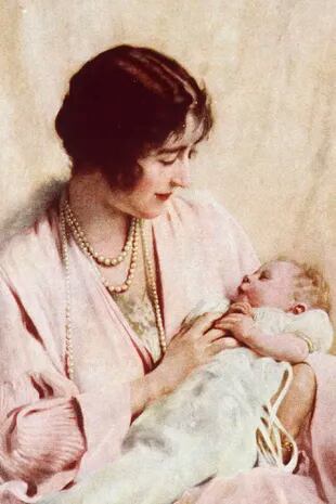 En brazos de su madre, Isabel Bowes-Lyon.
