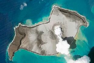 El volcán submarino Hunga Tonga, desde el aire