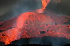 El volcán de La Palma recupera ímpetu y la lava desborda el cono principal